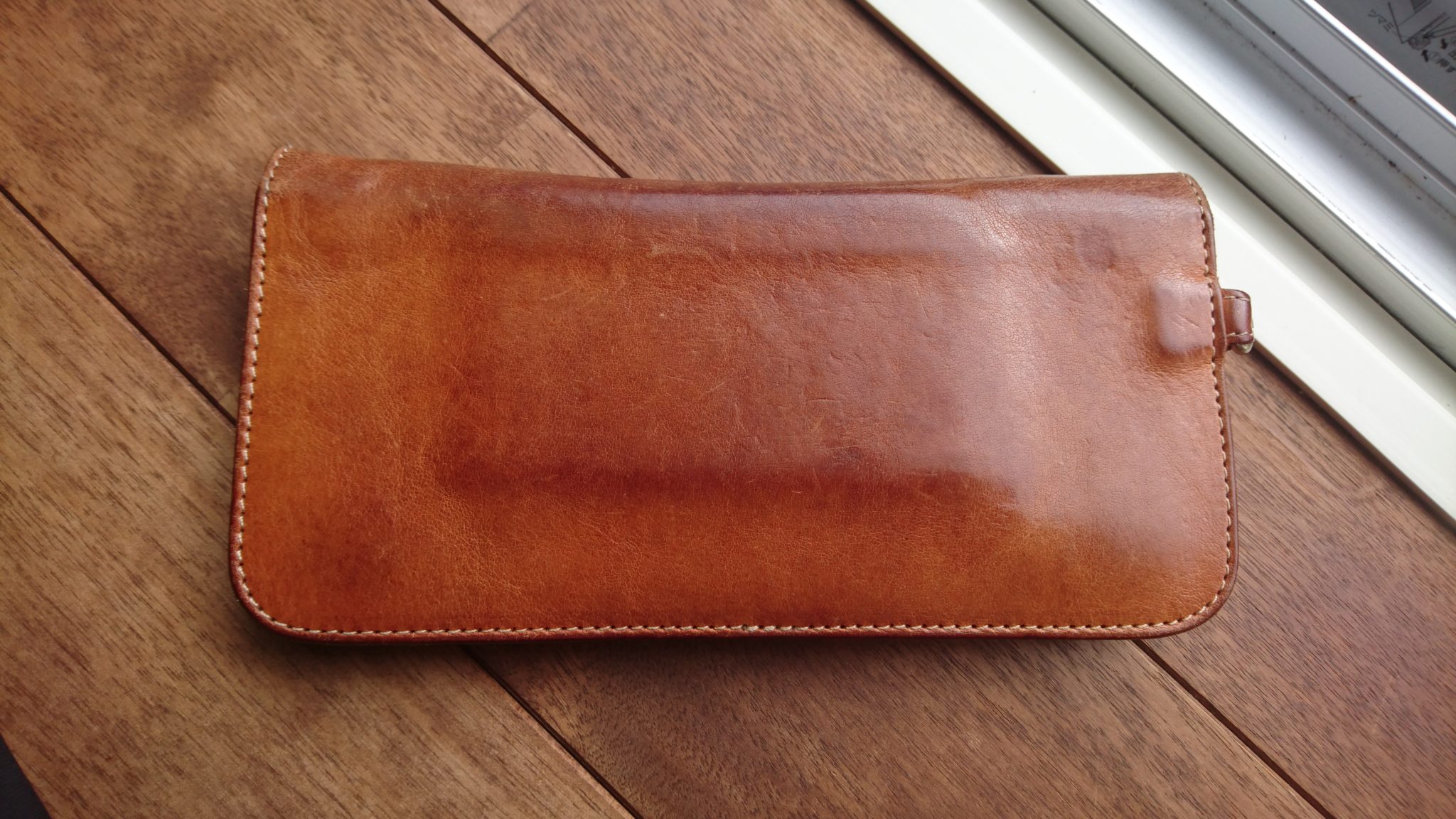 革好きが愛用するイルビゾンテの財布 男性におススメのヌメ革3選 実際に使い込んだ財布も紹介 | 経年変化